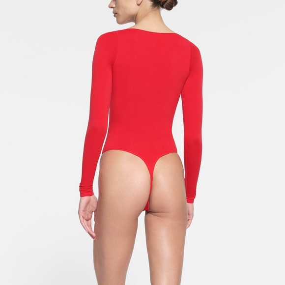 ❤️SKIMS ESSENTIAL LONG SLEEVE BODYSUIT IN RED XXS/XS S/M - Picture 5 of 6